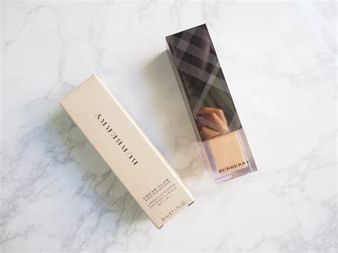 Burberry Fresh Glow Luminous Fluid Foundation 